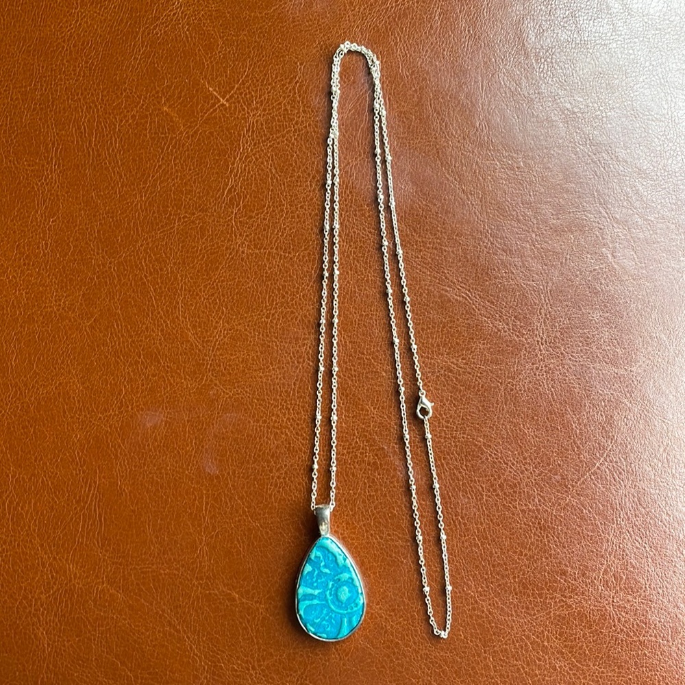 Gorgeous silver chain and blue stone necklace 💙